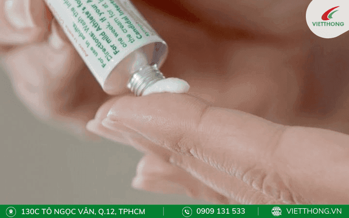 Bôi kem hydrocortisone tại vết kiến lửa cắn để giảm ngứa và sửng