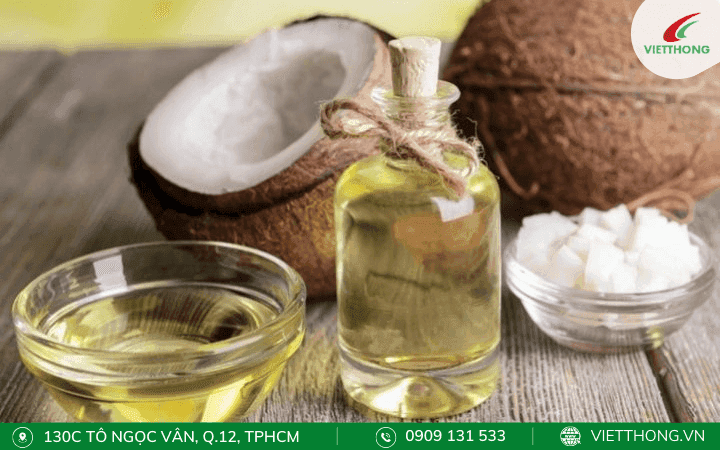 Dùng dầu dừa có đặc tính kháng khuẩn và kháng viêm giúp giảm sưng khi bị kiến cắn