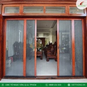 Cửa lưới chống muỗi xếp xích màu vân gỗ lắp cửa chính