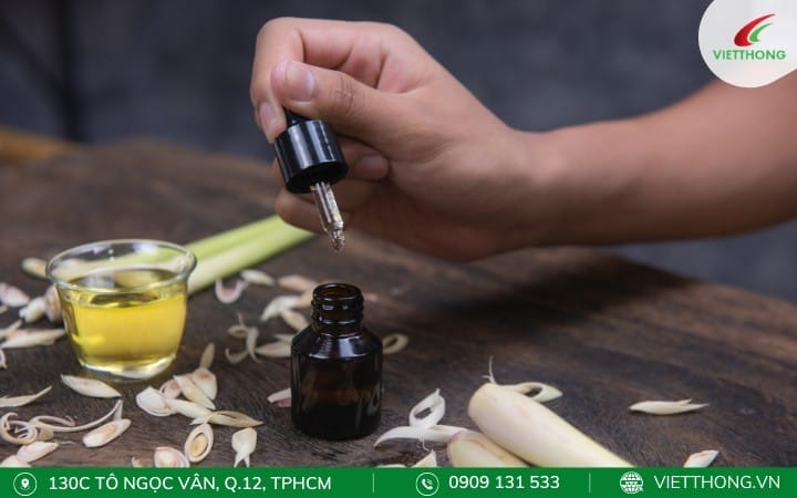 Xông hoặc xịt tinh dầu sả, bạc hà để đuổi ruồi bay đi xa
