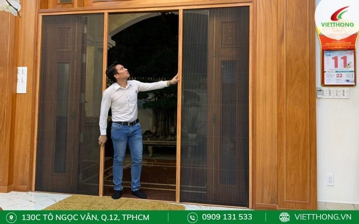 Mẫu cửa lưới chống muỗi màu vân gỗ