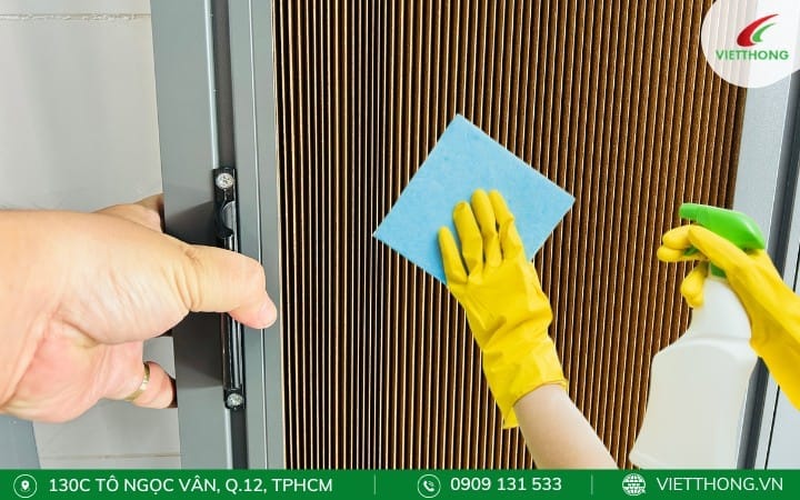 Dễ dàng vệ sinh vách ngăn khi bị bụi bẩn bám chỉ cẩn dùng khăn lau sạch Dễ dàng vệ sinh vách ngăn khi bị bụi bẩn bám chỉ cẩn dùng khăn lau sạch