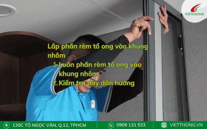 Lắp phần rèm tổ ong vào khung nhôm