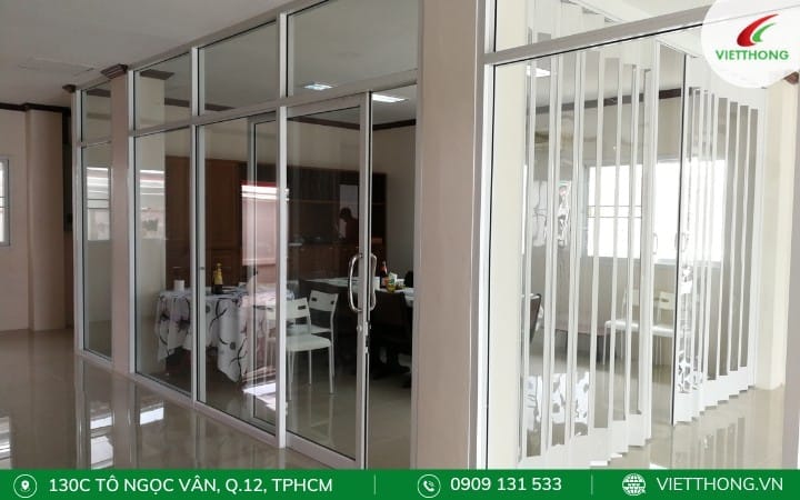 Vách ngăn nhôm kính cửa lùa dòng vách ngăn khá phổ biến được nhiều người chọn dùng Vách ngăn nhôm kính cửa lùa dòng vách ngăn khá phổ biến được nhiều người chọn dùng