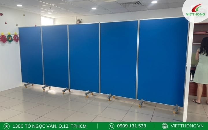 Vách ngăn di động có bánh xe linh hoạt