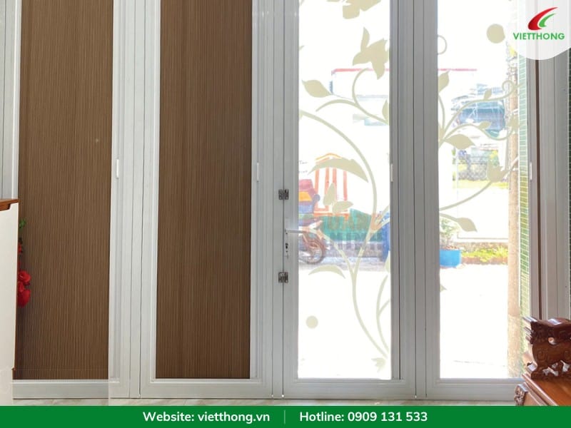 Lắp đặt rèm tổ ong trên kính cửa chính