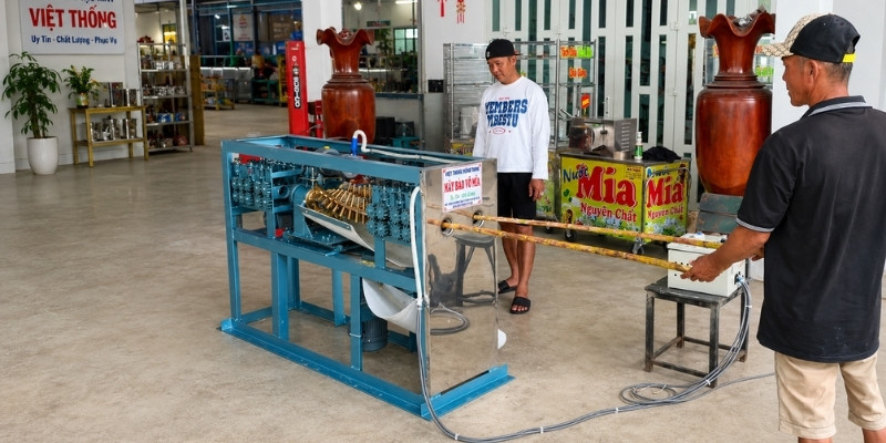Khách đến xem máy